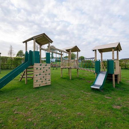 Beautiful Willow Lodge 67-4-6 Persons-Private Hot Tub-Pet Friendly-Tranquil Holiday Away From It All Yet Not Far To St Austell-The Holiday Home Has Two Bedrooms, Living & Dining Area, Equipped Kitchen -Decking-Al Fresco Dining-Fishing Lakes-Pet Frien Grampound Екстериор снимка