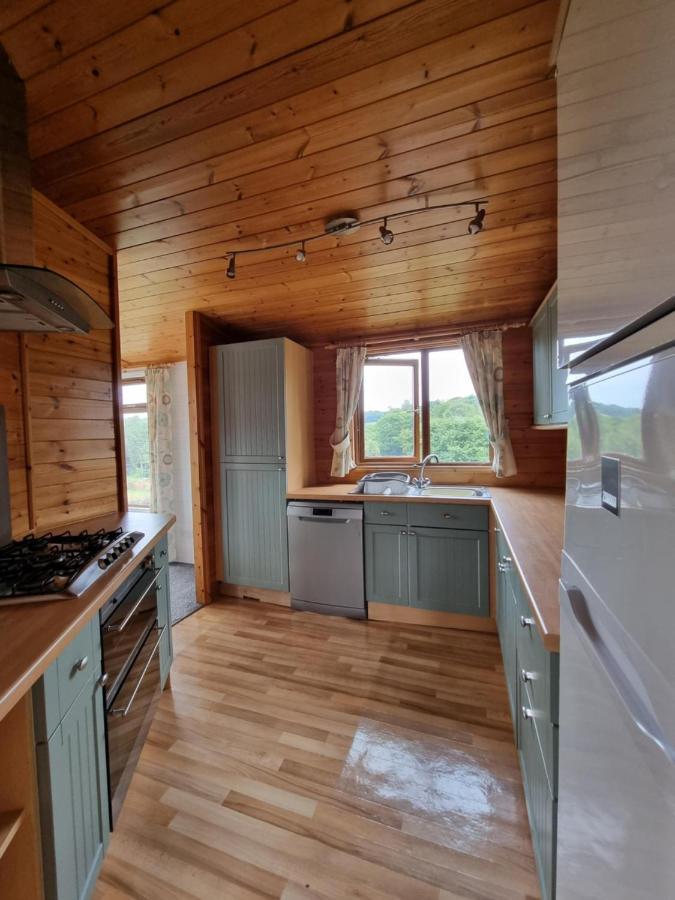 Beautiful Willow Lodge 67-4-6 Persons-Private Hot Tub-Pet Friendly-Tranquil Holiday Away From It All Yet Not Far To St Austell-The Holiday Home Has Two Bedrooms, Living & Dining Area, Equipped Kitchen -Decking-Al Fresco Dining-Fishing Lakes-Pet Frien Grampound Екстериор снимка