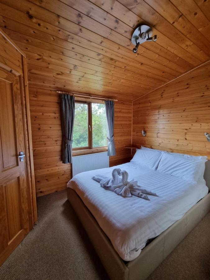 Beautiful Willow Lodge 67-4-6 Persons-Private Hot Tub-Pet Friendly-Tranquil Holiday Away From It All Yet Not Far To St Austell-The Holiday Home Has Two Bedrooms, Living & Dining Area, Equipped Kitchen -Decking-Al Fresco Dining-Fishing Lakes-Pet Frien Grampound Екстериор снимка