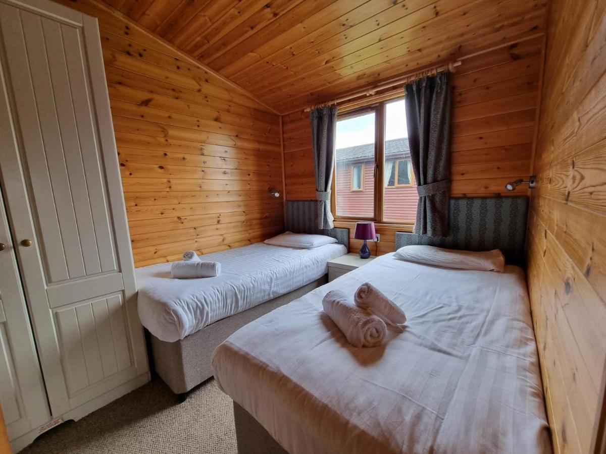 Beautiful Willow Lodge 67-4-6 Persons-Private Hot Tub-Pet Friendly-Tranquil Holiday Away From It All Yet Not Far To St Austell-The Holiday Home Has Two Bedrooms, Living & Dining Area, Equipped Kitchen -Decking-Al Fresco Dining-Fishing Lakes-Pet Frien Grampound Екстериор снимка