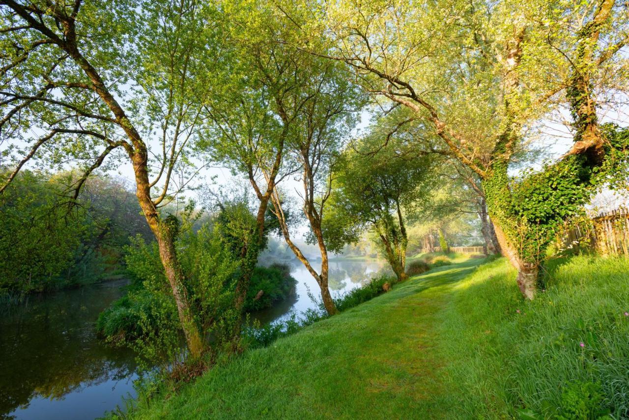 Beautiful Willow Lodge 67-4-6 Persons-Private Hot Tub-Pet Friendly-Tranquil Holiday Away From It All Yet Not Far To St Austell-The Holiday Home Has Two Bedrooms, Living & Dining Area, Equipped Kitchen -Decking-Al Fresco Dining-Fishing Lakes-Pet Frien Grampound Екстериор снимка