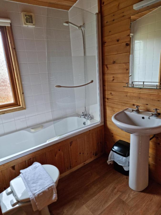 Beautiful Willow Lodge 67-4-6 Persons-Private Hot Tub-Pet Friendly-Tranquil Holiday Away From It All Yet Not Far To St Austell-The Holiday Home Has Two Bedrooms, Living & Dining Area, Equipped Kitchen -Decking-Al Fresco Dining-Fishing Lakes-Pet Frien Grampound Екстериор снимка