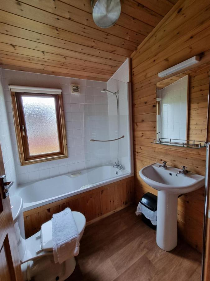 Beautiful Willow Lodge 67-4-6 Persons-Private Hot Tub-Pet Friendly-Tranquil Holiday Away From It All Yet Not Far To St Austell-The Holiday Home Has Two Bedrooms, Living & Dining Area, Equipped Kitchen -Decking-Al Fresco Dining-Fishing Lakes-Pet Frien Grampound Екстериор снимка