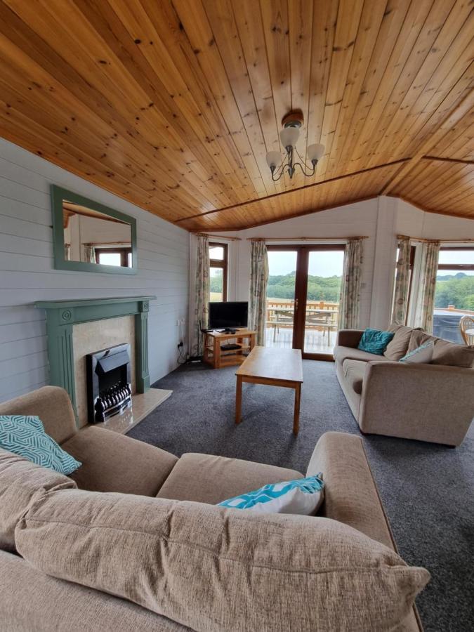 Beautiful Willow Lodge 67-4-6 Persons-Private Hot Tub-Pet Friendly-Tranquil Holiday Away From It All Yet Not Far To St Austell-The Holiday Home Has Two Bedrooms, Living & Dining Area, Equipped Kitchen -Decking-Al Fresco Dining-Fishing Lakes-Pet Frien Grampound Екстериор снимка