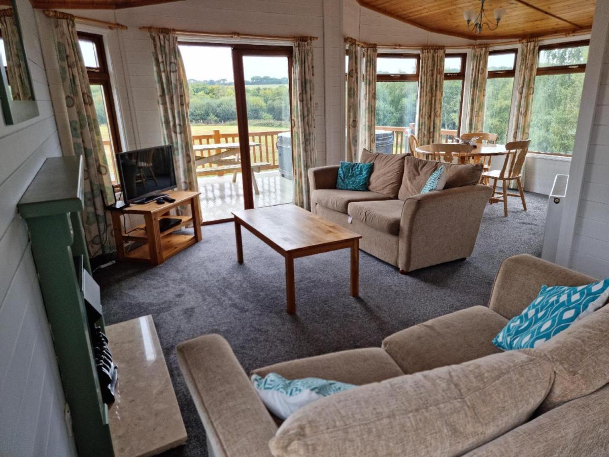 Beautiful Willow Lodge 67-4-6 Persons-Private Hot Tub-Pet Friendly-Tranquil Holiday Away From It All Yet Not Far To St Austell-The Holiday Home Has Two Bedrooms, Living & Dining Area, Equipped Kitchen -Decking-Al Fresco Dining-Fishing Lakes-Pet Frien Grampound Екстериор снимка