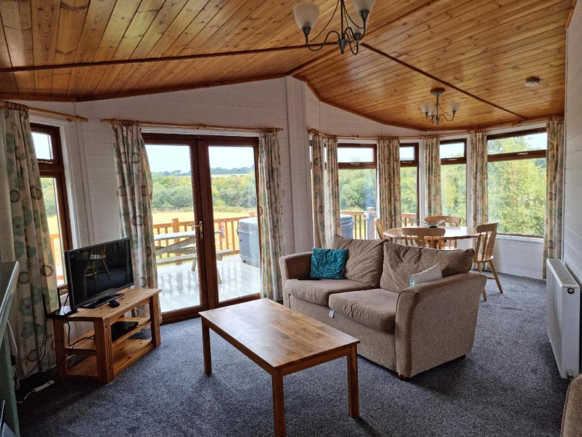 Beautiful Willow Lodge 67-4-6 Persons-Private Hot Tub-Pet Friendly-Tranquil Holiday Away From It All Yet Not Far To St Austell-The Holiday Home Has Two Bedrooms, Living & Dining Area, Equipped Kitchen -Decking-Al Fresco Dining-Fishing Lakes-Pet Frien Grampound Екстериор снимка