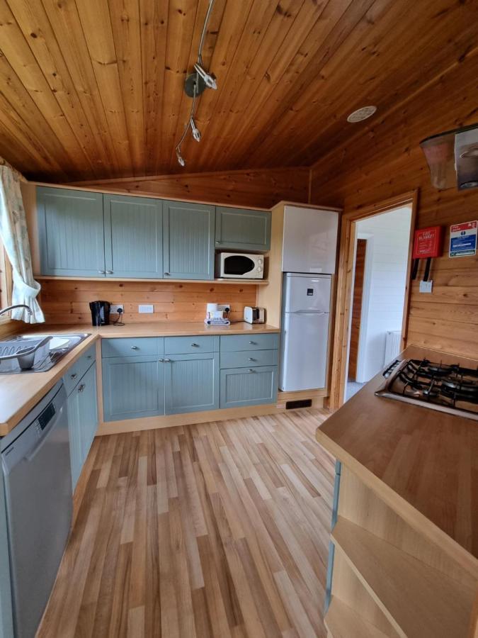 Beautiful Willow Lodge 67-4-6 Persons-Private Hot Tub-Pet Friendly-Tranquil Holiday Away From It All Yet Not Far To St Austell-The Holiday Home Has Two Bedrooms, Living & Dining Area, Equipped Kitchen -Decking-Al Fresco Dining-Fishing Lakes-Pet Frien Grampound Екстериор снимка