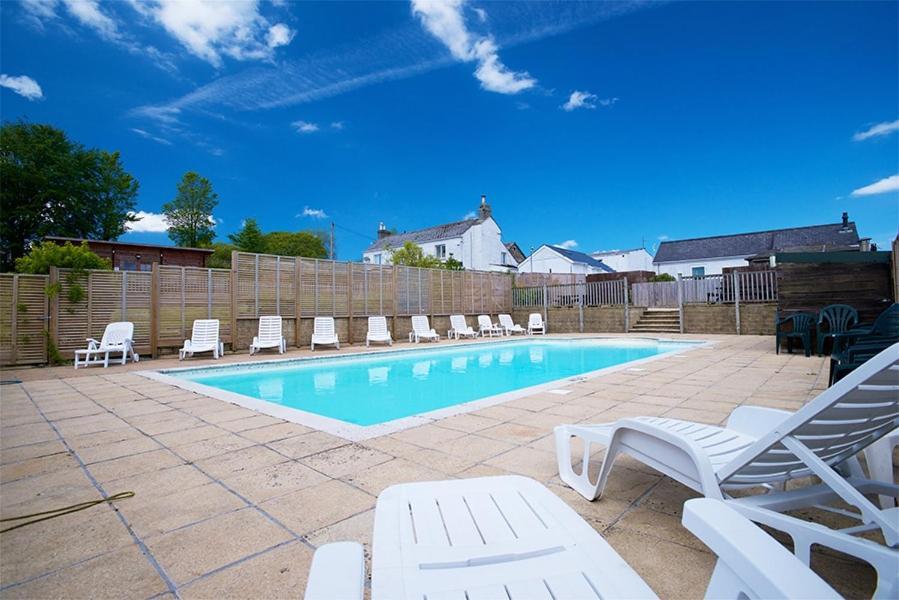 Beautiful Willow Lodge 67-4-6 Persons-Private Hot Tub-Pet Friendly-Tranquil Holiday Away From It All Yet Not Far To St Austell-The Holiday Home Has Two Bedrooms, Living & Dining Area, Equipped Kitchen -Decking-Al Fresco Dining-Fishing Lakes-Pet Frien Grampound Екстериор снимка