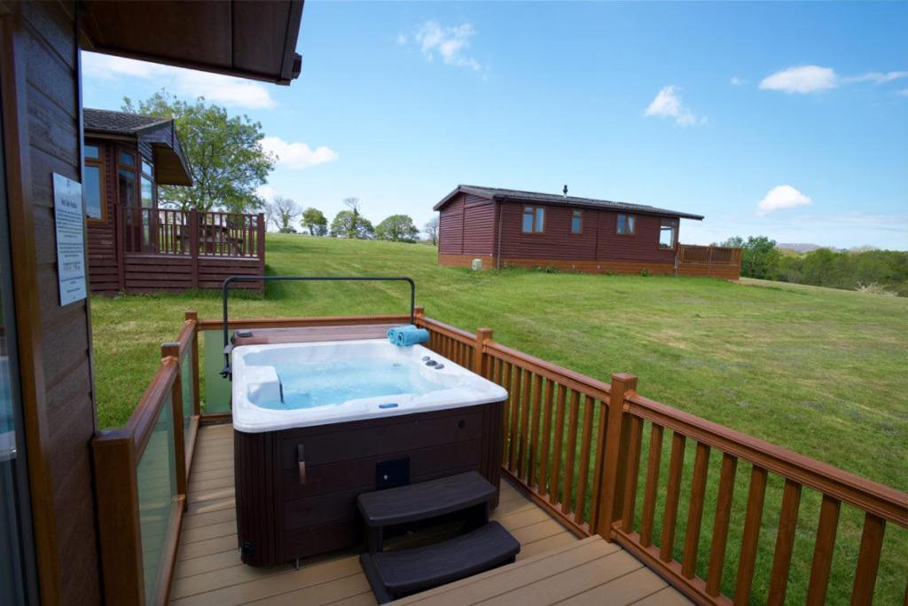 Beautiful Willow Lodge 67-4-6 Persons-Private Hot Tub-Pet Friendly-Tranquil Holiday Away From It All Yet Not Far To St Austell-The Holiday Home Has Two Bedrooms, Living & Dining Area, Equipped Kitchen -Decking-Al Fresco Dining-Fishing Lakes-Pet Frien Grampound Екстериор снимка